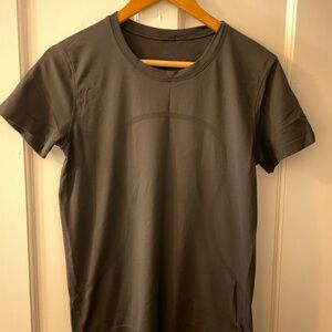 Lululemon Swiftly Breathe Relaxed-Fit Short Sleeve Shirt, color Black, size 6